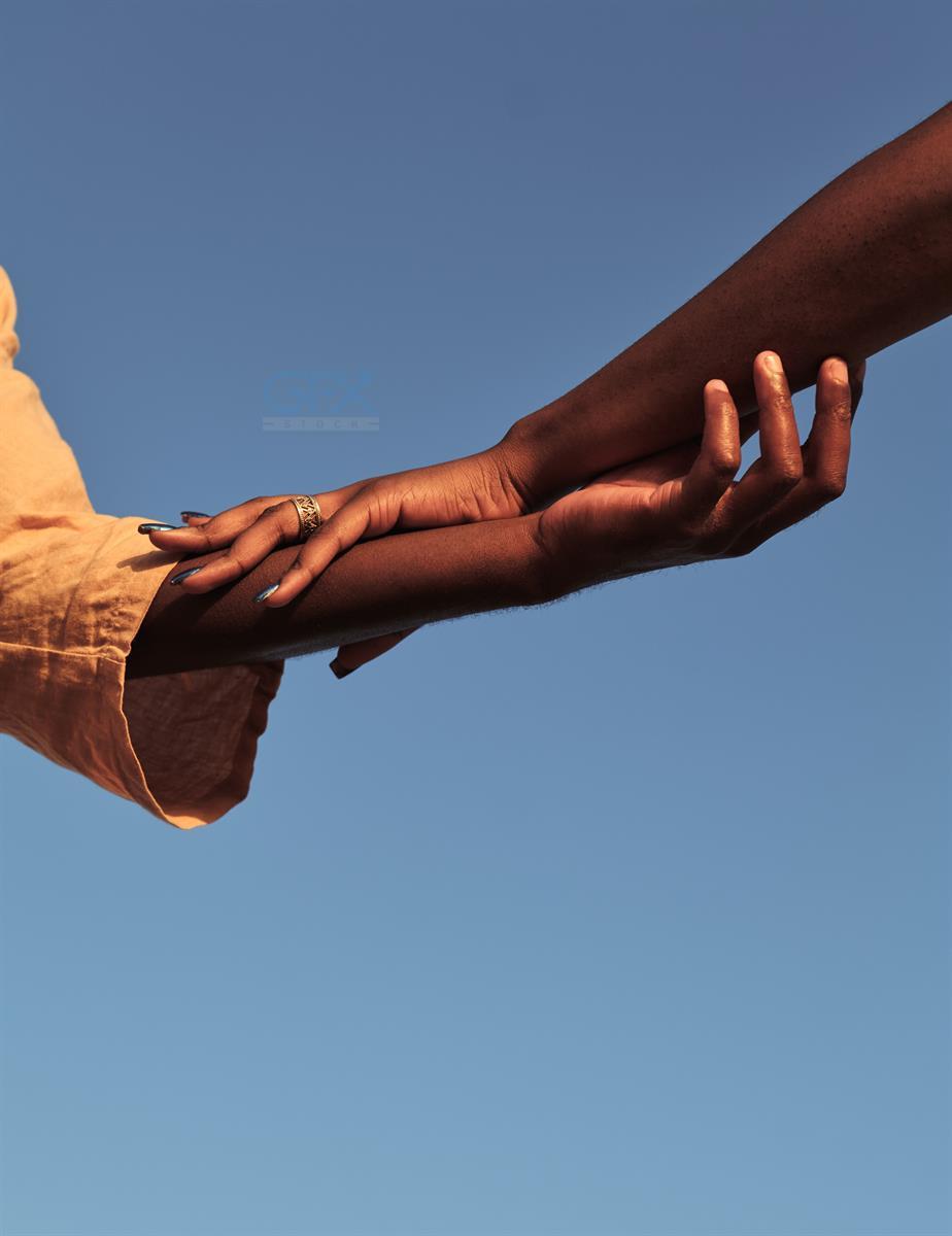دست‌های عاشقانه Black couple holding hands در آسمان آبی
