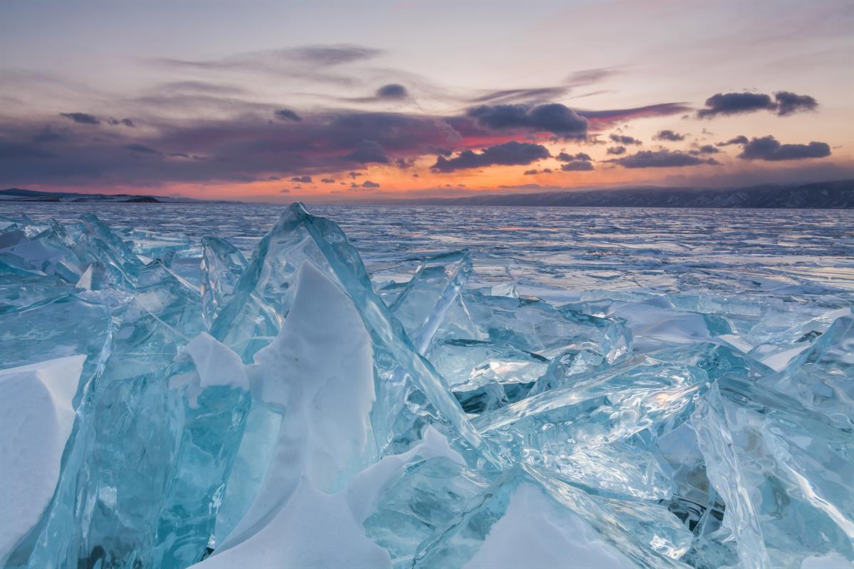 غروب رنگی Baikal Sunset روی یخ کریستالی