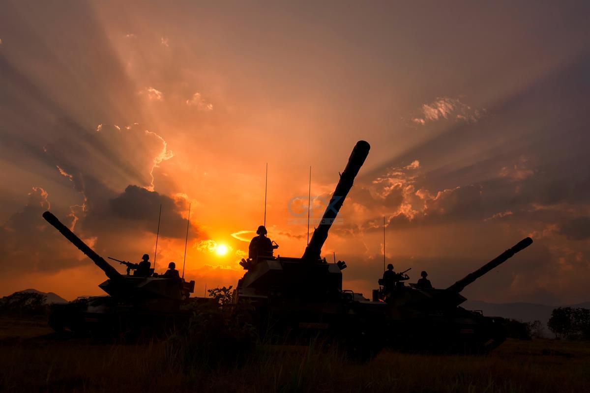 سیلوئت تانک‌ها در طلوع آفتاب | Sunrise Tanks