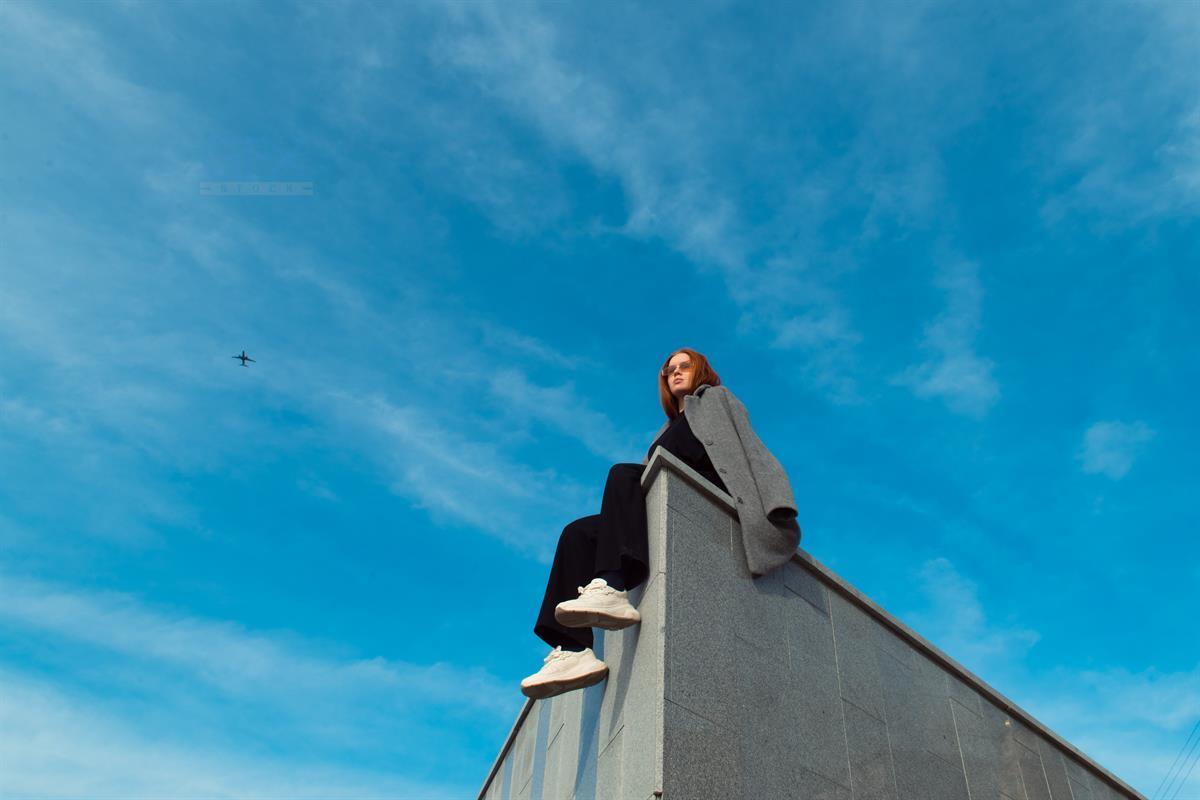 دختر Redhead روی City Wall — فشن شهری