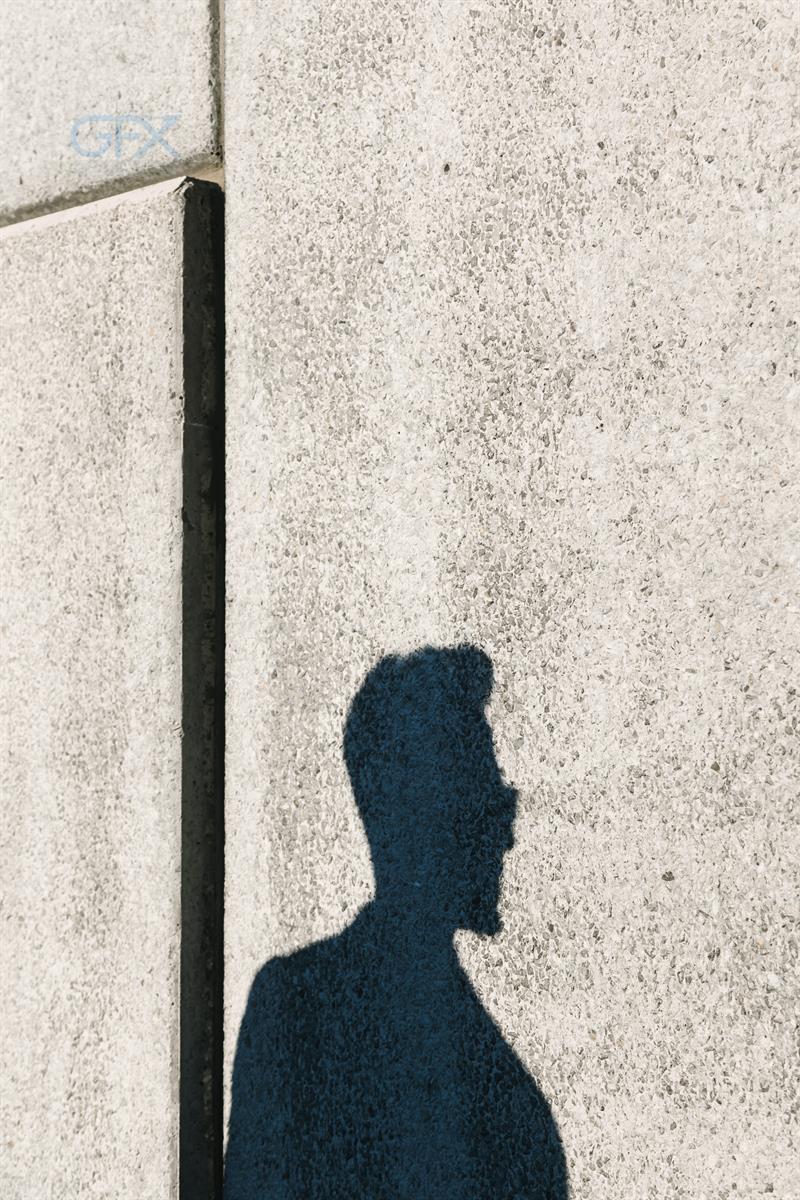 سایه مرد جوان مو کوتاه روی دیوار بتنی - Shadow Portrait