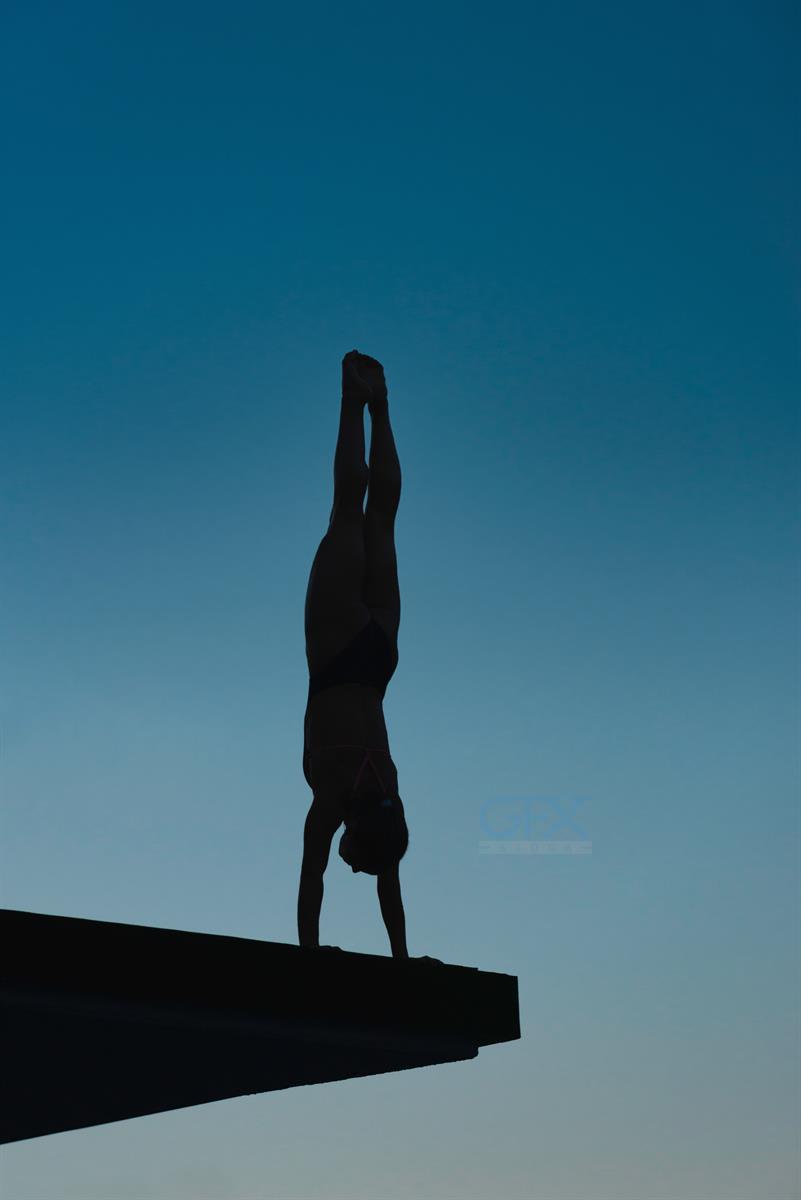 تعادل و زیبایی Handstand diver روی سکوی شیرجه