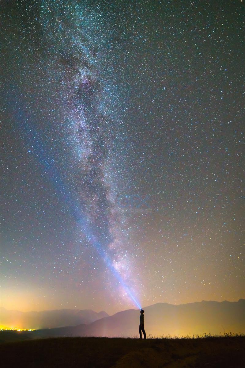 عکس آسمان شب و Milky Way با Silhouette برای Adventure