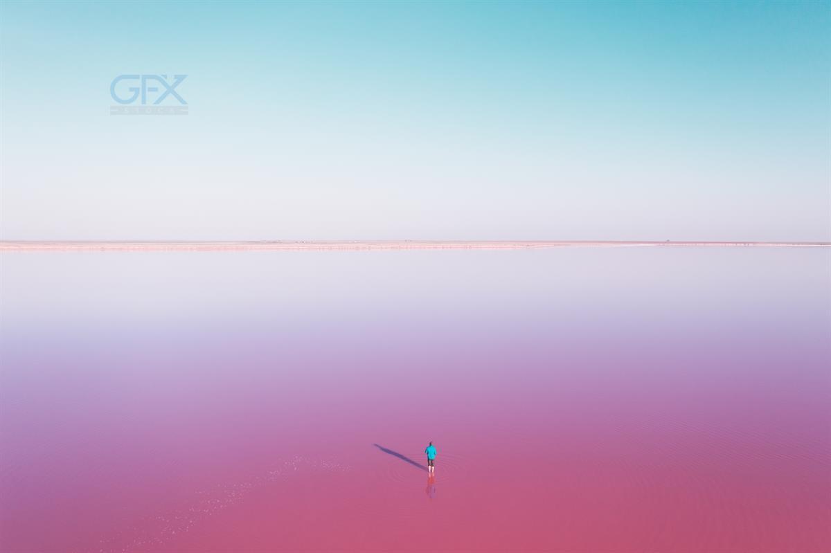 مرد تنها در آب‌های صورتی - Lonely Man in Pink Lake