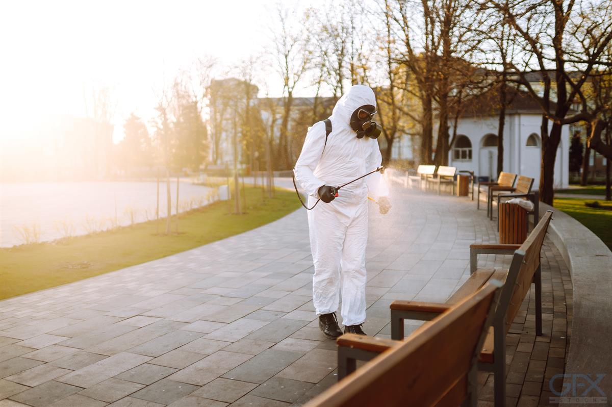 پاکسازی پارک در Golden Hour | Worker Sanitizing