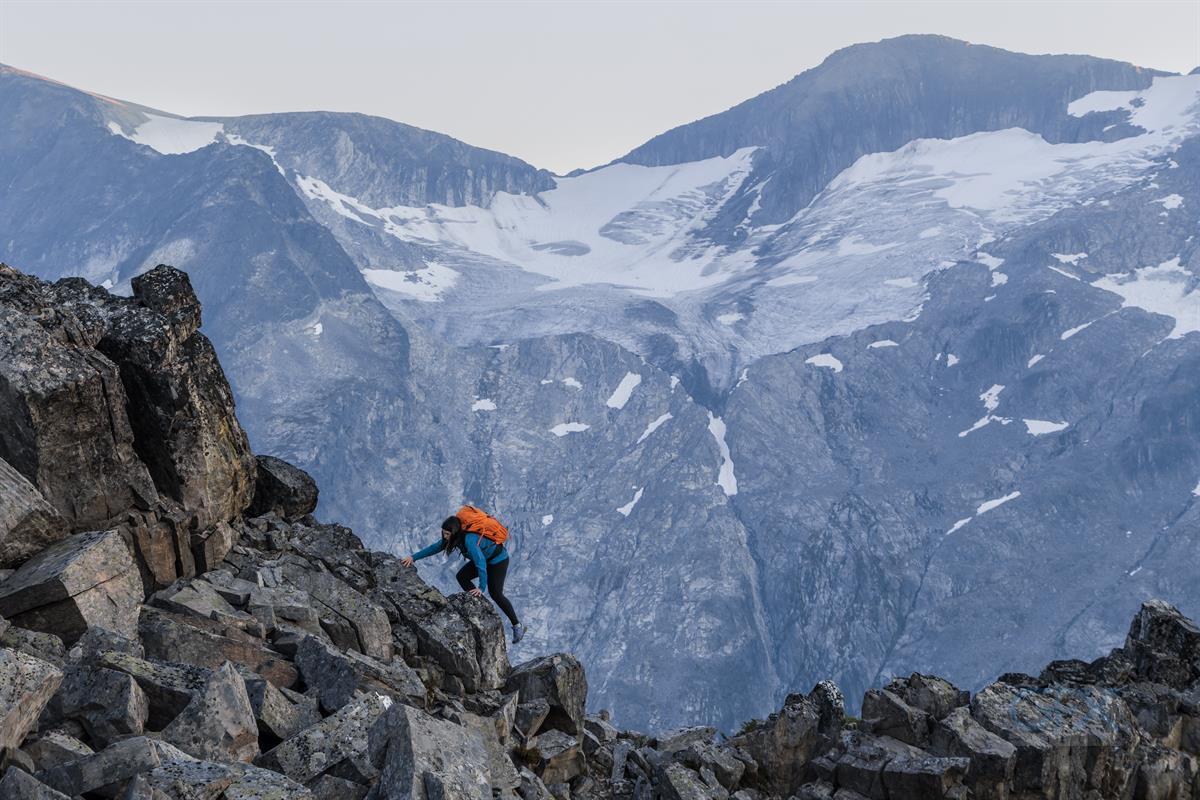 زن کوهنورد در کوهستان Hiking Backpacker Rocky Mountain