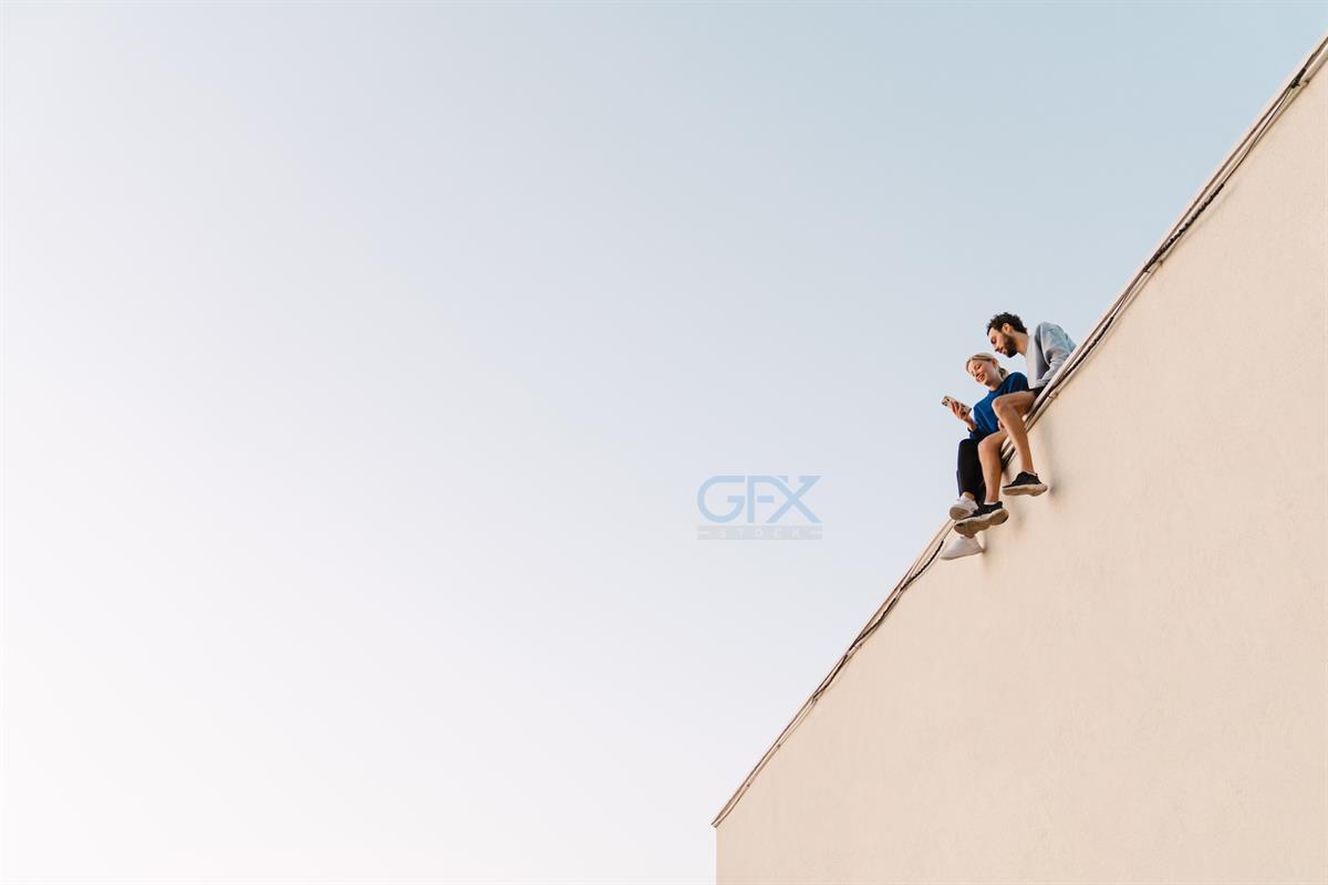 جفت جوان در حال سلفی Urban Selfie - Young Couple