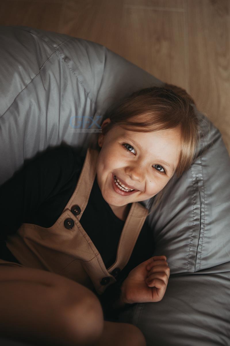 پرتره دختر کوچک smiling در خانه | Portrait Little Girl