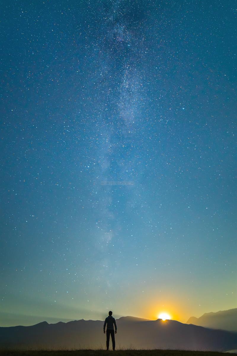 سلوئت مرد روی تپه زیر Milky Way - Night Sky