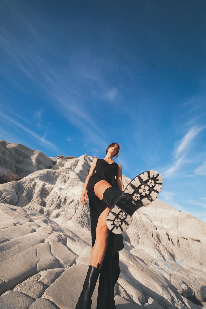 مدل زیبا با لباس مشکی - Mountain Fashion