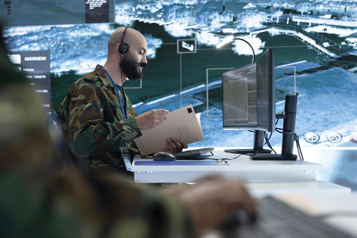 متخصص نظامی در اتاق کنترل Military Specialist