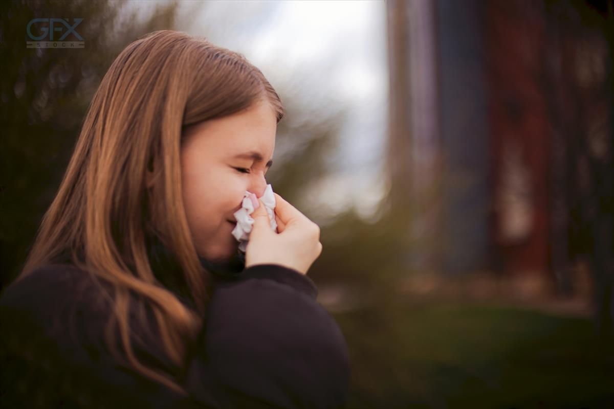 عکس دختر بیمار در هوای آزاد Teen Girl Sneezing
